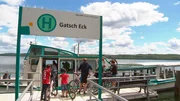 Das Linienschiff "Rethra" ist so etwas wie der Bus auf dem Tollensesee, jeden Tag zwei Touren mit mal 11 oder 13 Haltestellen. Das Linienschiff "Rethra" ist so etwas wie der Bus auf dem Tollensesee, jeden Tag zwei Touren mit mal 11 oder 13 Haltestellen.