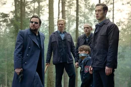 Der kriminelle Feuerwehreinsatzleiter Herrmann und sein Trupp wollen ihren knienden und geknebelten Kameraden Rudi erschie&szlig;en (v.l.n.r. Sascha Alexander Ger&scaron;ak, Roman Schomburg, Jakob Schmidt, Merlin Rose, Malte Thomsen).