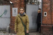 Wieder auf freiem Fuß: Nina (Maria Wedig, l.) ... Wieder auf freiem Fuß: Nina (Maria Wedig, l.) ...
