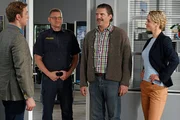 Nach seiner Befragung zählt Johannes Huber (Andreas Bittl, 2.v.r.), der Ehemann der Toten, für die Kommissare Laura (Marija Kov?o, r.) und Thomas Schmidt (Moritz von Zeddelmann, l.) zu den Hauptverdächtigen. Nach seiner Befragung zählt Johannes Huber (Andreas Bittl, 2.v.r.), der Ehemann der Toten, für die Kommissare Laura (Marija Kov?o, r.) und Thomas Schmidt (Moritz von Zeddelmann, l.) zu den Hauptverdächtigen.