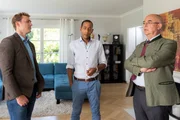 Finanzberater Andreas Gabler (Peter Marton, M.) erzählt Polizeidirektor Achtziger (Alexander Duda, r.) und Kommissar Schmidt (Moritz von Zeddelmann, l.), dass er 20.000 Euro in die Entwicklung einer Spiele-App des Opfers investiert hat. Finanzberater Andreas Gabler (Peter Marton, M.) erzählt Polizeidirektor Achtziger (Alexander Duda, r.) und Kommissar Schmidt (Moritz von Zeddelmann, l.), dass er 20.000 Euro in die Entwicklung einer Spiele-App des Opfers investiert hat.