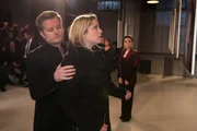 Ingo (André Dietz) kümmert sich um Bea (Caroline Maria Frier), als diese in ihrer Trauer um ihre Schwester Julia für einen Eklat bei der Gedenkfeier sorgt... (hinten Tatjana Clasing als Simone) Ingo (André Dietz) kümmert sich um Bea (Caroline Maria Frier), als diese in ihrer Trauer um ihre Schwester Julia für einen Eklat bei der Gedenkfeier sorgt... (hinten Tatjana Clasing als Simone)