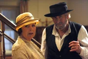Bayerisches Fernsehen DAHOAM IS DAHOAM, FOLGE 1438, "Ein Herz aus Eis". Auch Kutscher Martin muss sich die Launen von Gro&szlig;grundbesitzerin Rosi gefallen lassen. Von links: Rosi Brunner (Brigitte Walbrun) und Martin Kirchleitner (Hermann Giefer). Weiteres Bildmaterial finden Sie unter www.br-foto.de.