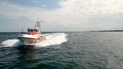 Der Rettungskreuzer Fritz Knack beim Einsatz auf der Ostsee. Der Rettungskreuzer Fritz Knack beim Einsatz auf der Ostsee.
