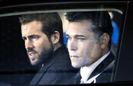 Richard Messner (Ryan Reynolds, l), Donald Carruthers (Ray Liotta, r)