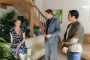 Die Ehefrau des Toten, Karen Aumüller (Annette Wunsch, l.), berichtet den Kommissaren Hansen (Igor Jeftić, M.) und Kaya (Baran Hêvî, r.), von einem Bankkunden ihres Mannes, der die Eheleute regelrecht belästigt hat. Die Ehefrau des Toten, Karen Aumüller (Annette Wunsch, l.), berichtet den Kommissaren Hansen (Igor Jeftić, M.) und Kaya (Baran Hêvî, r.), von einem Bankkunden ihres Mannes, der die Eheleute regelrecht belästigt hat.
