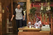 Randy (Ed Quinn, l.) und Earl (Garrett Morris, r.) verstehen sich gut, jetzt wo Randy &ouml;fter im Diner ist. Der will Max' Lebensumst&auml;nde nun besser kennen lernen und bitte sie deshalb, in ihrem Apartment &uuml;bernachten zu d&uuml;rfen. Eine schlechte Idee, wie er bald feststellen muss ...