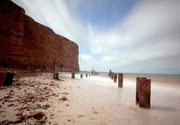 Insel mit vielen Gesichtern: Auf Helgoland liegen rote Klippen und feiner Sandstrand nur einen Steinwurf voneinander entfernt. Insel mit vielen Gesichtern: Auf Helgoland liegen rote Klippen und feiner Sandstrand nur einen Steinwurf voneinander entfernt.