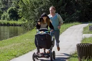 Bei einem Überfall in einem Lübecker Park wird Markus Henn (Sascha Rotermund, r.), der mit seinem Pflegekind unterwegs war, von Mia Watzke (Ruby O. Fee, l.) überfallen und schwer verletzt. Er fällt ins Koma. Bei einem Überfall in einem Lübecker Park wird Markus Henn (Sascha Rotermund, r.), der mit seinem Pflegekind unterwegs war, von Mia Watzke (Ruby O. Fee, l.) überfallen und schwer verletzt. Er fällt ins Koma.