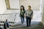 Von rechts: Im Polizeipräsidium wird Theresa Hein (Anja Schneider) von einer Kripo-Beamtin (Jana von Matuschka) zur Vernehmung gebracht. Von rechts: Im Polizeipräsidium wird Theresa Hein (Anja Schneider) von einer Kripo-Beamtin (Jana von Matuschka) zur Vernehmung gebracht.