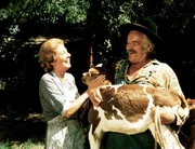 Das K&auml;lbchen ist da: Gro&szlig;vater (Will Geer, l.) und Gro&szlig;mutter (Ellen Corby, r.) k&uuml;mmern sich um den Neuzuwachs.
