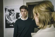 Von links: Anton Steiner (Lukas B. Amberger) wird von Kriminalhauptkommissarin Paula Ringelhan (Dagmar Manzel) zuhause aufgesucht. Von links: Anton Steiner (Lukas B. Amberger) wird von Kriminalhauptkommissarin Paula Ringelhan (Dagmar Manzel) zuhause aufgesucht.