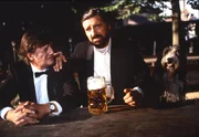 Als Josef (Helmut Fischer, rechts) erfährt, wieviele Journalisten zur Eröffnung der Galerie "Haslbeck - Gruber" kommen wollen, flüchtet er zum Unverständnis seines Kompagnon Schorschi (Hans Brenner) mit seinem Hund Lumpi in den Biergarten. Als Josef (Helmut Fischer, rechts) erfährt, wieviele Journalisten zur Eröffnung der Galerie "Haslbeck - Gruber" kommen wollen, flüchtet er zum Unverständnis seines Kompagnon Schorschi (Hans Brenner) mit seinem Hund Lumpi in den Biergarten.