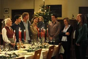 Um gemeinsam Weihnachten zu feiern, versammelt sich die ganze Familie im Brunnerwirt. Von links: Theresa Brunner (Ursula Erber), Felix Kramer (Shayan Hartmann), Gregor Brunner (Holger M. Wilhelm), Fanny Lechner (Katrin Lux), Emma Lechner (Anouk Lux), Florian Brunner (Tommy Schwimmer), Veronika Brunner (Senta Auth), Vinzenz Kurz (Hans Stadlbauer) und Annalena Brunner (Heidrun G&auml;rtner).