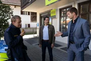 Vor der OBB-Bank besprechen Polizeihauptmeister Mohr (Max Müller, l.), Kommissar Kaya (Baran Hêvî, M.) und Kommissar Hansen (Igor Jeftić, r.) die aktuellen Ermittlungsergebnisse im Mordfall des Bank-Filialleiters Dr. Aumüller. Vor der OBB-Bank besprechen Polizeihauptmeister Mohr (Max Müller, l.), Kommissar Kaya (Baran Hêvî, M.) und Kommissar Hansen (Igor Jeftić, r.) die aktuellen Ermittlungsergebnisse im Mordfall des Bank-Filialleiters Dr. Aumüller.