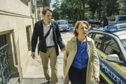 Tatort - Die Nacht gehört dir. Diskussion nach Besichtigung des Tatorts: Fabian Hinrichs als Kriminalhauptkommissar Felix Voss, Dagmar Manzel als Kriminalhauptkommissarin Paula Ringelhahn. Tatort - Die Nacht gehört dir. Diskussion nach Besichtigung des Tatorts: Fabian Hinrichs als Kriminalhauptkommissar Felix Voss, Dagmar Manzel als Kriminalhauptkommissarin Paula Ringelhahn.