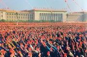 Rotgardisten schwenken „Das Kleine Rote Buch“, auch die Mao-Bibel genannt. Offiziell handelt es sich um die „Worte des Vorsitzenden Mao Zedong“. Es ist das wichtigste Referenzwerk innerhalb des Maoismus. Rotgardisten schwenken „Das Kleine Rote Buch“, auch die Mao-Bibel genannt. Offiziell handelt es sich um die „Worte des Vorsitzenden Mao Zedong“. Es ist das wichtigste Referenzwerk innerhalb des Maoismus.