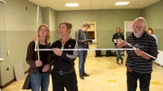 Bei der Drehortbesichtigung nimmt Szenenbildnerin Carola Gauster genaues Maß, denn extra für den Dreh wird ein Verhörzimmer als „Raum im Raum“ gebaut. Weitere Fotos auf Anfrage. Bei der Drehortbesichtigung nimmt Szenenbildnerin Carola Gauster genaues Maß, denn extra für den Dreh wird ein Verhörzimmer als „Raum im Raum“ gebaut. Weitere Fotos auf Anfrage.