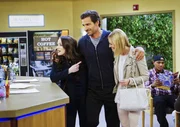 Nachdem Randy (Ed Quinn, M.) sich in Max' (Kat Dennings, l.) und Carolines' (Beth Behrs, r.) Apartment verletzt hat, bringen die beiden ihn ins Krankenhaus. Caroline nutzt die Gelegenheit um von Randy eine Lizenz f&uuml;r den Ausschank von Alkohol zu verlangen ...