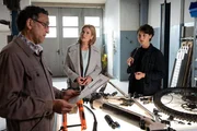 Was hat es mit diesem Fahrrad auf sich? Die Kommissarinnen Martina Seiffert (Astrid M. F&uuml;nderich, M.) und Nele Becker (Nina Siewert, r.) hoffen, dass der Kriminaltechniker Jan Arnaud (Mike Zaka Sommerfeldt, l.) ihnen bei den Ermittlungen um den Mordfall Monja Karner weiterhelfen kann. Die Trailbikerin wurde bei einer Abfahrt absichtlich zu Fall gebracht.