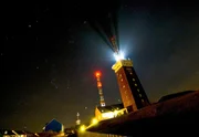 Ein Lichtschein in der Nacht: Für Zugvögel auf ihrem Weg über das Meer, ist das Leuchtfeuer von Helgoland ein rettendes Signal. Es zeigt an: Hier gibt es Land und Deckung. Ein Lichtschein in der Nacht: Für Zugvögel auf ihrem Weg über das Meer, ist das Leuchtfeuer von Helgoland ein rettendes Signal. Es zeigt an: Hier gibt es Land und Deckung.