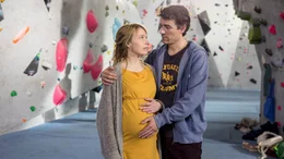 Dina und Michael, er Arzt, sie Schauspielerin, sind eigentlich gl&uuml;cklich in ihrer Beziehung, bis Michael beginnt, laut &uuml;ber eine Trennung nachzudenken. Die Frage &bdquo;K&ouml;nnten wir nicht gl&uuml;cklicher sein als in dieser Konstellation?&ldquo; steht im Raum. Aber Dina sagt: &bdquo;N&ouml;.&ldquo; - Dina (Anna Br&uuml;ggemann) und Michael (Alex Khuon) in der Kletterhalle.