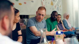 Peter Fox gemeinsam mit Prince und verschiedenen Sozialarbeiter*innen bei der Planung der &bdquo;BLOCK PARTY&ldquo; im Berliner Kiez Sch&ouml;neberg.