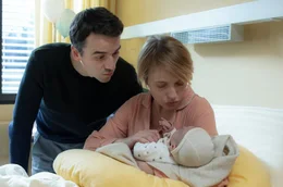 Dina und Michael, er Arzt, sie Schauspielerin, sind eigentlich gl&uuml;cklich in ihrer Beziehung, bis Michael beginnt, laut &uuml;ber eine Trennung nachzudenken. Die Frage &bdquo;K&ouml;nnten wir nicht gl&uuml;cklicher sein als in dieser Konstellation?&ldquo; steht im Raum. Aber Dina sagt: &bdquo;N&ouml;.&ldquo; - Michael (Alex Khuon) und Dina (Anna Br&uuml;ggemann) mit Baby.