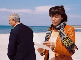 Maria (Thekla Carola Wied) erh&auml;lt von Holger (Walter Kreye) einen verh&auml;ngnisvollen Brief.