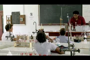 An der Universität der Seychellen erfährt Corentin von einem Dozenten für Chemie, wie man richtig guten Biodiesel herstellen kann. An der Universität der Seychellen erfährt Corentin von einem Dozenten für Chemie, wie man richtig guten Biodiesel herstellen kann.