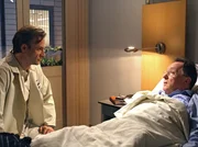 Horst Grabowski (Peter Sodann, rechts) stellt Martin Stein (Bernhard Bettermann) vor der OP noch eine Bedingung: Für den Fall von Komplikationen, soll der Tumor nicht entfernt werden. Horst Grabowski (Peter Sodann, rechts) stellt Martin Stein (Bernhard Bettermann) vor der OP noch eine Bedingung: Für den Fall von Komplikationen, soll der Tumor nicht entfernt werden.
