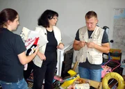 Trödel-Experte Otto (Foto) verschafft sich zusammen mit Monika (52) und deren Töchtern einen Überblick über die Hinterlassenschaften Trödel-Experte Otto (Foto) verschafft sich zusammen mit Monika (52) und deren Töchtern einen Überblick über die Hinterlassenschaften