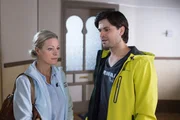 Paco (Milos Vukovic) will Leonie die neu errungene Unbeschwertheit nicht nehmen und beschlieflt gemeinsam mit Sonja (Anne Apitzsch), Leonie die Aff‰re weiterhin zu verheimlichen. Paco (Milos Vukovic) will Leonie die neu errungene Unbeschwertheit nicht nehmen und beschlieflt gemeinsam mit Sonja (Anne Apitzsch), Leonie die Aff‰re weiterhin zu verheimlichen.