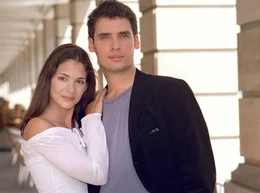 Niklas (Thorsten Grasshoff) ist mit seiner Freundin Melanie (Katja Woywood) gl&uuml;cklich.
