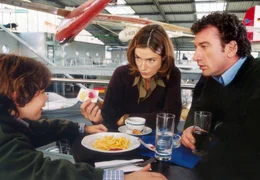 Jan Weber (Heio von Stetten, re.) besucht mit seiner Frau Linda (Julia Brmermann) und seinem Sohn Jacob (Jean Pierre Thill) eine Luftfahrtausstellung. Aber so rechte Freude kommt dabei nicht auf.