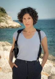 In ihrem ersten Einsatz muss die selbstbewusste Ermittlerin Stascha Novak (Jasmin Gerat) brisanterweise ein Attentat auf Kommissarin Branka Maric aufklären. In ihrem ersten Einsatz muss die selbstbewusste Ermittlerin Stascha Novak (Jasmin Gerat) brisanterweise ein Attentat auf Kommissarin Branka Maric aufklären.