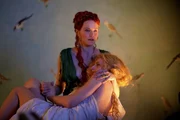Lucretia (Lucy Lawless) und Ilithyia (Viva Bianca, liegend)