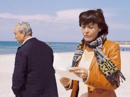Maria (Thekla Carola Wied) erh&auml;lt von Holger (Walter Kreye) einen verh&auml;ngnisvollen Brief.