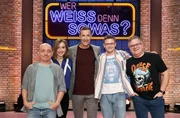 Moderator Kai Pflaume (M.) und seine Rateteam-Kapitäne Bernhard Hoëcker (l.) und Elton (r.) begrüßen in dieser Sendung die Stand-up-Comedienne und Schauspielerin Lena Kupke (2.v.l.) und den österreichischen Kabarettist und Stand-Up Comedian Christoph Fritz (2.v.r.). Moderator Kai Pflaume (M.) und seine Rateteam-Kapitäne Bernhard Hoëcker (l.) und Elton (r.) begrüßen in dieser Sendung die Stand-up-Comedienne und Schauspielerin Lena Kupke (2.v.l.) und den österreichischen Kabarettist und Stand-Up Comedian Christoph Fritz (2.v.r.).