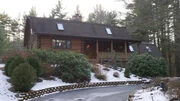 Außenansicht der Rustic Woods Cabin in Rhode Island, zu sehen in der HGTV-Sendung Log Cabin Living Außenansicht der Rustic Woods Cabin in Rhode Island, zu sehen in der HGTV-Sendung Log Cabin Living