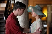 Mike Rogers (Tom Hughes, l.) und Ellie (Joanna Vanderham, r.)