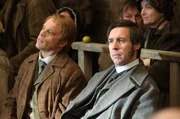 Chief Inspector 'Dolly' Williamson (William Beck, l.), Mr Whicher (Paddy Considine, r.)