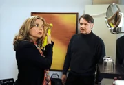 ARD ROTE ROSEN FOLGE 1893, Jeanette (Nina Weniger, l.) hat genug von Drechslers (Klaus Christian Schreiber, r.) Zögern und beschließt, die Anzeige gegen Gunter selbst in die Hand zu nehmen. ARD ROTE ROSEN FOLGE 1893, Jeanette (Nina Weniger, l.) hat genug von Drechslers (Klaus Christian Schreiber, r.) Zögern und beschließt, die Anzeige gegen Gunter selbst in die Hand zu nehmen.