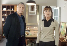 ARD DIE LIEBE KOMMT SELTEN ALLEIN, Deutschland 2006, Regie Jan Ruzicka, am Freitag (04.05.12) um 23:30 Uhr im Ersten. Am Tatort: Kommissar Rixen (Peter Sattmann) begutachtet Evas (Thekla Carola Wied) verw&uuml;stetes Gesch&auml;ft.