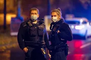 Katharina Klüpfel und Michael Kirch an einer Kfz-Kontrollstelle in der Saarstraße. Katharina Klüpfel und Michael Kirch an einer Kfz-Kontrollstelle in der Saarstraße.