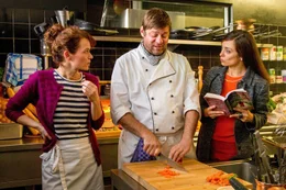 v.li.: Aurelie Bredin (Melika Foroutan), Jacquie (Roeland Wiesnekker), Bernadette (Julia Richter).