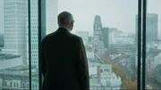 Im letzten Jahrzehnt erobert das Kapital die Stadt. Während von New York aus eine Finanzkrise die Welt in Atem hält, passiert in Berlin zur Überraschung Vieler das Gegenteil. Die Stadt boomt. Endlich. Berlin zieht zur Freude des Regierenden Bürgermeisters Klaus Wowereit, der Berlin eben noch als „arm, aber sexy“ beworben hat, nicht nur Touristen, sondern auch Investoren aus aller Welt an. - Immobilienunternehmer Jürgen Leibfried schaut aus seinem Büro auf die Stadt. Im letzten Jahrzehnt erobert das Kapital die Stadt. Während von New York aus eine Finanzkrise die Welt in Atem hält, passiert in Berlin zur Überraschung Vieler das Gegenteil. Die Stadt boomt. Endlich. Berlin zieht zur Freude des Regierenden Bürgermeisters Klaus Wowereit, der Berlin eben noch als „arm, aber sexy“ beworben hat, nicht nur Touristen, sondern auch Investoren aus aller Welt an. - Immobilienunternehmer Jürgen Leibfried schaut aus seinem Büro auf die Stadt.
