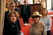 Wem gehört wieviel? Hermine (Hannelore Hoger, re.), Annette Kramer (Annette Frier) und Stefan (Stephan Grossmann) streiten mit Ingrid (Kathrin Ackermann, li.) ums Hotel. Wem gehört wieviel? Hermine (Hannelore Hoger, re.), Annette Kramer (Annette Frier) und Stefan (Stephan Grossmann) streiten mit Ingrid (Kathrin Ackermann, li.) ums Hotel.