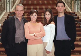 Nur eine scheinbar gl&uuml;ckliche Familie: Holger (Walter Kreye, li.), Maria (Thekla Carola Wied, 2. v. li.), ihr Sohn Niklas (Thorsten Grasshoff) und dessen Freundin Melanie (Katja Woywood). Weiteres Bildmaterial finden Sie unter www.br-foto.de.