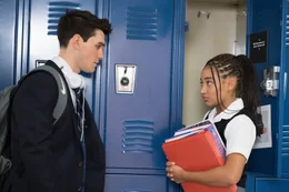 Chris (K.J. Apa, l.); Starr Carter (Amandla Stenberg, r.)
